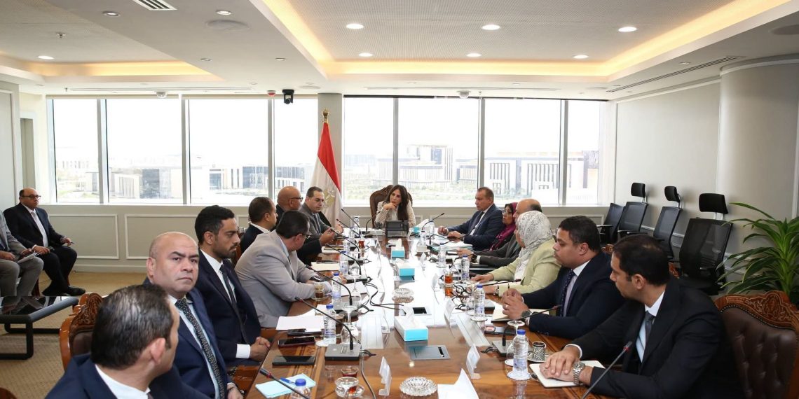وزيرة الإسكان تبحث تعظيم عوائد الأصول العقارية