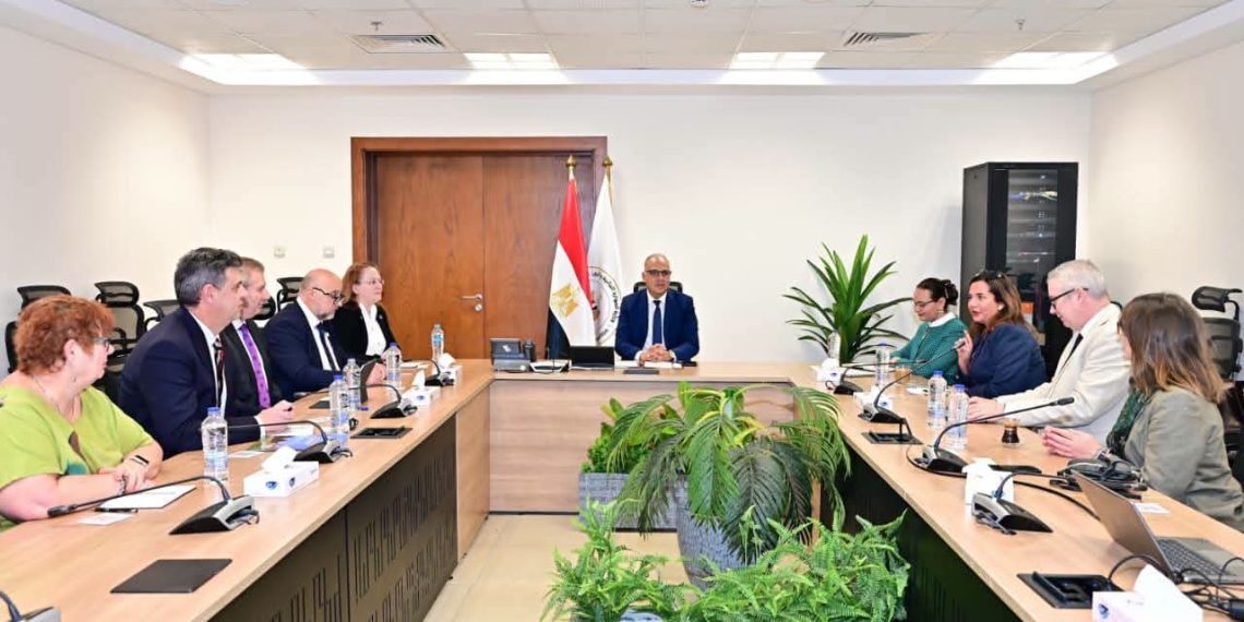 سويلم يبحث تعزيز التعاون في إدارة المياه والأمن الغذائي مع جامعات بريطانية
