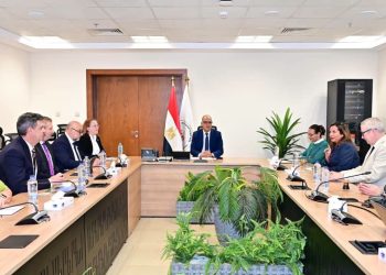 سويلم يبحث تعزيز التعاون في إدارة المياه والأمن الغذائي مع جامعات بريطانية
