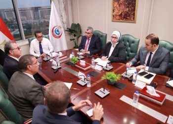 وزير الصحة يبحث تطوير الجراحات الروبوتية وتوطين التقنيات الطبية الحديثة