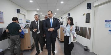 رئيس هيئة الرعاية الصحية يبحث التعاون الطبي والصيدلي مع مؤسسات كورية