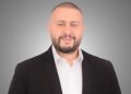 «عز العرب السويدي» تعين سمير عرابي مديراً لمبيعات الموزعين لعلامتي «OMODA & JAECOO» في مصر    أعلنت مجموعة «عز العرب السويدي للسيارات» عن تعيين سمير عرابي مديراً لمبيعات الموزعين لعلامتي «أومودا وجايكو» (OMODA & JAECOO) في مصر. وتأتي هذه الخطوة لتسهم في تطوير شبكة الموزعين المعتمدين، ودعم عمليات البيع بالجملة، وتعزيز استراتيجية النمو والتوسع للعلامتين الصينيتين الفاخرتين في السوق المصري خلال المرحلة المقبلة. ويمتلك سمير عرابي خبرة تجارية ممتدة ونوعية تتجاوز الـ 20 عاماً في قطاع السيارات، شغل خلالها العديد من المناصب القيادية والتنفيذية؛ حيث قضى نحو 8 سنوات داخل شركة «كيا مصر»، تدرج خلالها في عدة مسؤوليات رئيسية بقطاعات المبيعات وعمليات البيع بالجملة، وكان آخرها شغل منصب مساعد مدير المبيعات بالجملة. ومن المقرر أن يتولى عرابي إشرافاً مباشراً على تطوير شبكة الموزعين المعتمدين لـ «OMODA & JAECOO»، وتحديث استراتيجيات البيع بالجملة، بما يضمن تقديم أعلى مستويات الخدمة للعملاء والشركاء التجاريين للمجموعة في مختلف المحافظات.
