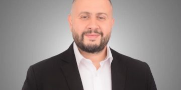 «عز العرب السويدي» تعين سمير عرابي مديراً لمبيعات الموزعين لعلامتي «OMODA & JAECOO» في مصر    أعلنت مجموعة «عز العرب السويدي للسيارات» عن تعيين سمير عرابي مديراً لمبيعات الموزعين لعلامتي «أومودا وجايكو» (OMODA & JAECOO) في مصر. وتأتي هذه الخطوة لتسهم في تطوير شبكة الموزعين المعتمدين، ودعم عمليات البيع بالجملة، وتعزيز استراتيجية النمو والتوسع للعلامتين الصينيتين الفاخرتين في السوق المصري خلال المرحلة المقبلة. ويمتلك سمير عرابي خبرة تجارية ممتدة ونوعية تتجاوز الـ 20 عاماً في قطاع السيارات، شغل خلالها العديد من المناصب القيادية والتنفيذية؛ حيث قضى نحو 8 سنوات داخل شركة «كيا مصر»، تدرج خلالها في عدة مسؤوليات رئيسية بقطاعات المبيعات وعمليات البيع بالجملة، وكان آخرها شغل منصب مساعد مدير المبيعات بالجملة. ومن المقرر أن يتولى عرابي إشرافاً مباشراً على تطوير شبكة الموزعين المعتمدين لـ «OMODA & JAECOO»، وتحديث استراتيجيات البيع بالجملة، بما يضمن تقديم أعلى مستويات الخدمة للعملاء والشركاء التجاريين للمجموعة في مختلف المحافظات.