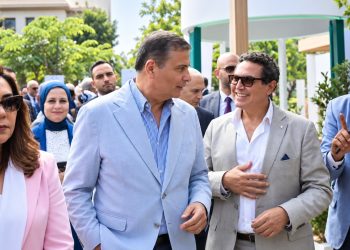 وزير الزراعة يزور جناح قطرات الطبيعة للتعقيم في مهرجان النباتات الطبية والعطرية