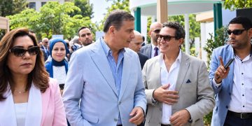 وزير الزراعة يزور جناح قطرات الطبيعة للتعقيم في مهرجان النباتات الطبية والعطرية